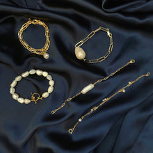 Ladda upp bild till gallerivisning, PEARL TOGLE BRACELET