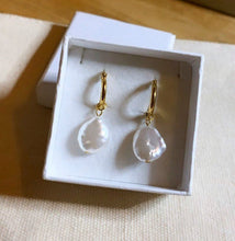 Ladda upp bild till gallerivisning, PEARL COIN HOOPS