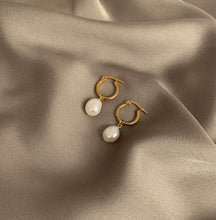 Ladda upp bild till gallerivisning, CLASSIC PEARL HOOPS