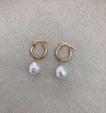 Ladda upp bild till gallerivisning, CLASSIC PEARL HOOPS