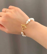 Ladda upp bild till gallerivisning, PEARL TOGLE BRACELET