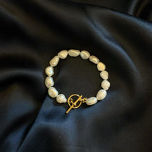 Ladda upp bild till gallerivisning, PEARL TOGLE BRACELET
