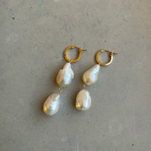 Ladda upp bild till gallerivisning, DOUBLE UP PEARL EARRINGS - Sample Sale