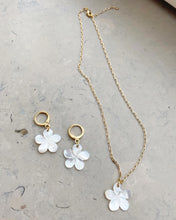 Ladda upp bild till gallerivisning, MOP FLOWER NECKLACE