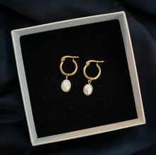 Ladda upp bild till gallerivisning, CLASSIC PEARL HOOPS