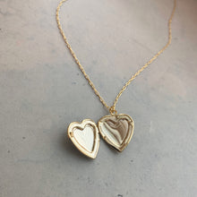 Ladda upp bild till gallerivisning, Vintage Heart Locket - Sample Sale
