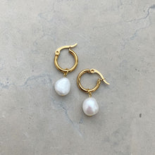 Ladda upp bild till gallerivisning, Valbara Pärlberlocker Örhänge (Pearls 2 Match)
