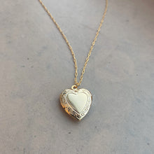 Ladda upp bild till gallerivisning, Vintage Heart Locket - Sample Sale
